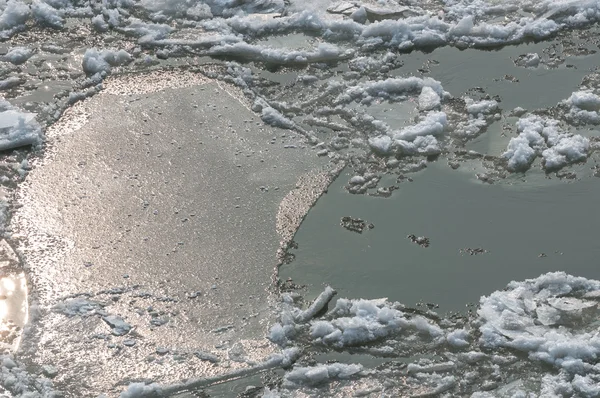 Hielo frío frío en el agua — Foto de Stock