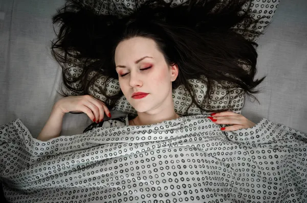 Молода жінка в ліжку — стокове фото