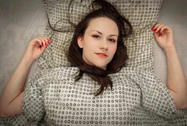 Jovem mulher na cama — Fotografia de Stock