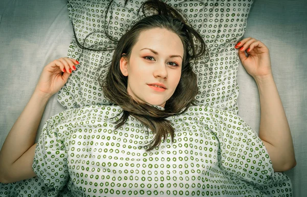 Mujer joven en la cama — Foto de Stock