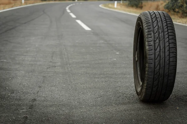 Neumático del coche en la carretera — Foto de Stock