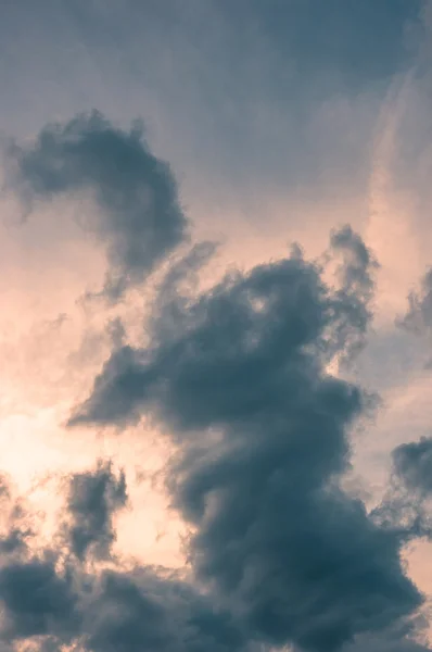 Драматическое небо с голубыми облаками — стоковое фото