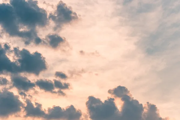 Ciel dramatique avec nuages bleus — Photo