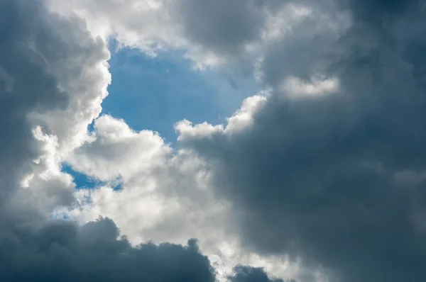 Dramatische hemel met blauwe wolken — Stockfoto