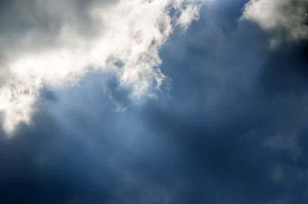 Dramatische hemel met blauwe wolken — Stockfoto