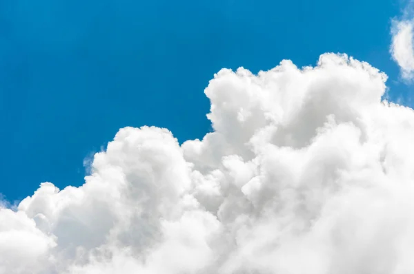 Cielo drammatico con nuvole blu — Foto Stock
