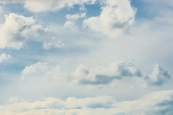 Cielo drammatico con nuvole blu — Foto Stock