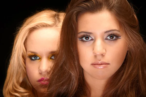 Närbild foto av två unga flickor i studion — Stockfoto