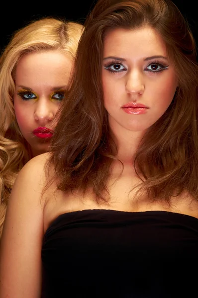 Foto de cerca de dos chicas jóvenes en el estudio — Foto de Stock