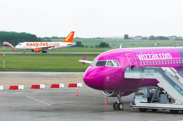 BUDAPEST, HUNGARY - MAY 12: An Easyjet and a Wizzair Airplane. A — Stock Photo, Image