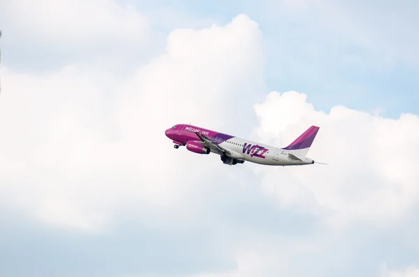 BUDAPEST, HUNGARY - MAY 12: Wizzair airplane in the air. After t — Stock Photo, Image