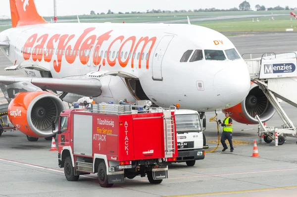 Budapest, Hongarije - 12 mei: een easyjet vliegtuig op de luchthaven. — Stockfoto