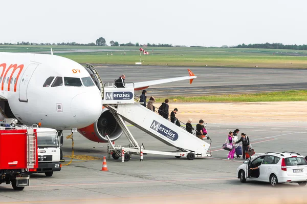 BUDAPEST, HONGRIE - 12 MAI :. Passagers embarquant easyjet airpla — Photo