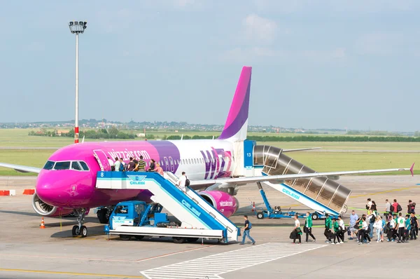 Budapest, ungarisch - mai 12: passagiere steigen in wizzair flugzeug ein — Stockfoto