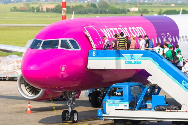 Budapešť, Maďarsko - 12. května: cestujících nástup na palubu letadla wizzair — Stock fotografie