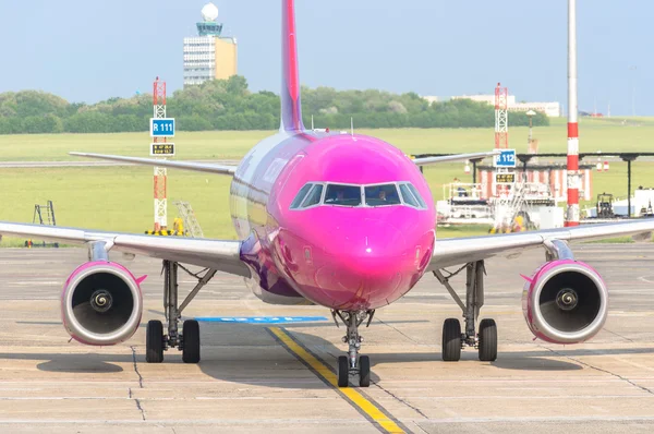 БУДАПЕСТ, ХАНГАРИЯ - 12 мая: Самолет Wizzair готов к взлету . — стоковое фото