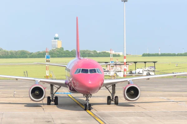 BUDAPEST, HUNGARY - MAY 12: Wizzair airplane ready to take off. — Stock Photo, Image
