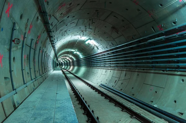 Instalação subterrânea com um grande túnel — Fotografia de Stock