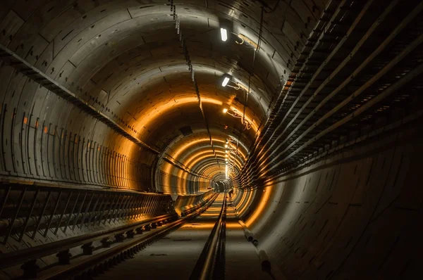 Подземное сооружение с большим туннелем — стоковое фото