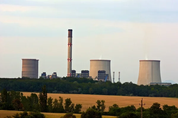 Central nuclear ao entardecer com torres de refrigeração — Fotografia de Stock