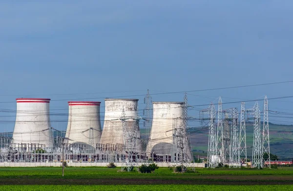 Centrale nucléaire avec pylônes électriques — Photo