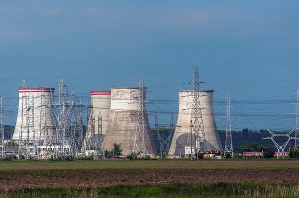 核发电厂与高压输电线铁塔 — 图库照片