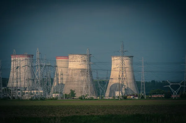 電気のパイロンと原子力発電所 — ストック写真