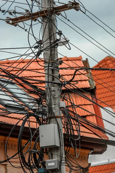 Foto di un palo elettrico con molti cavi — Foto Stock