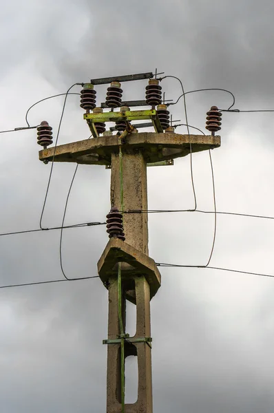 Foto eines Strommasten mit vielen Kabeln — Stockfoto