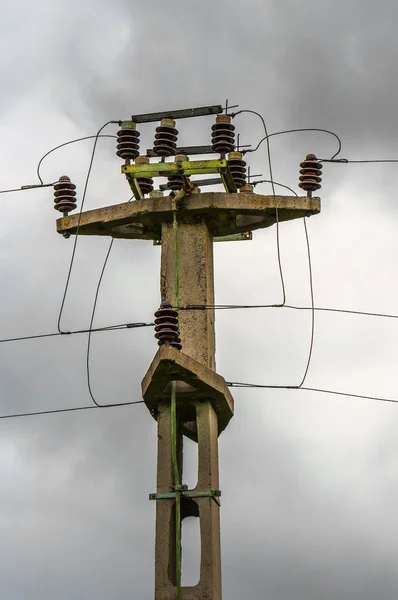 Photo d'un poteau électrique avec de nombreux câbles — Photo