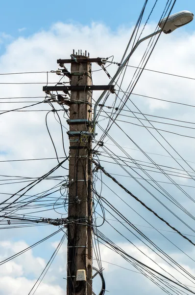 Foto van een elektrische paal met een veel kabels — Stockfoto