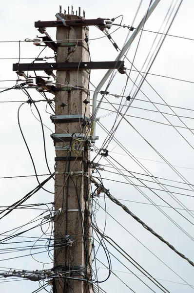 Foto di un palo elettrico con molti cavi — Foto Stock