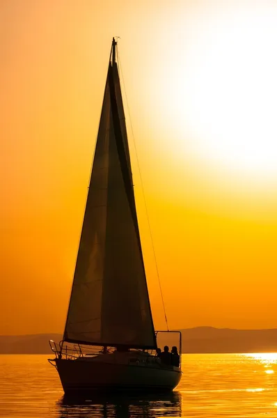 Barcos à vela com um belo pôr do sol — Fotografia de Stock