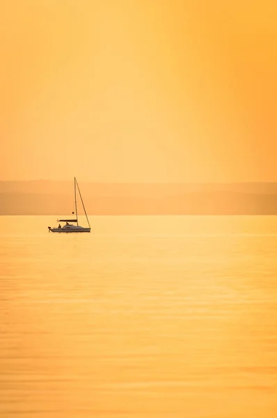 Barcos à vela com um belo pôr do sol — Fotografia de Stock