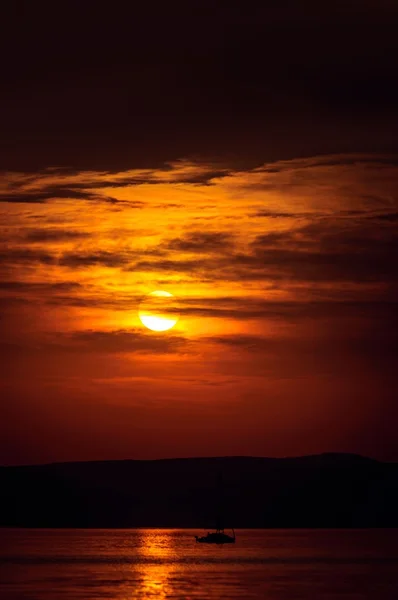 Belo pôr-do-sol no oceano — Fotografia de Stock