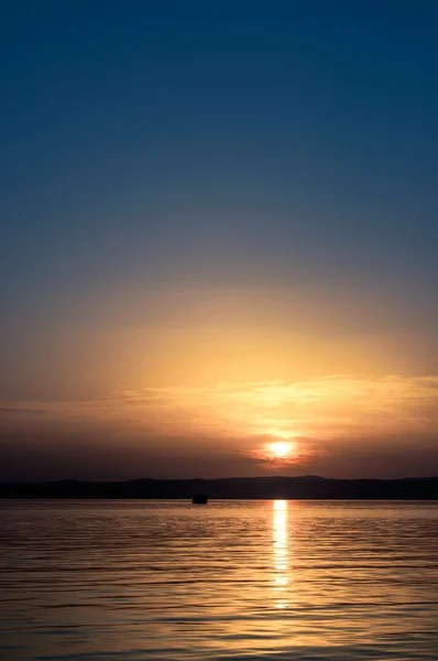 Belo pôr-do-sol no oceano — Fotografia de Stock