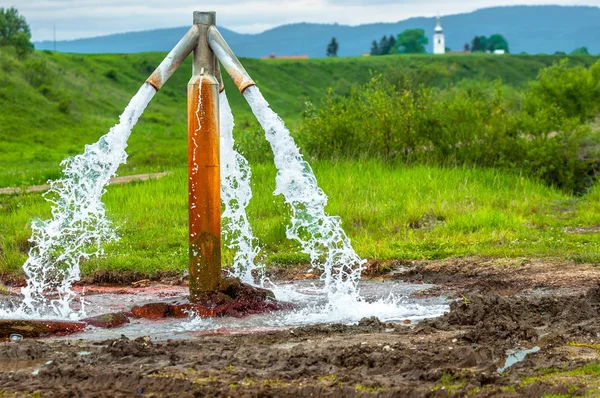 Wasser fließt aus dem Wasserhahn — Stockfoto