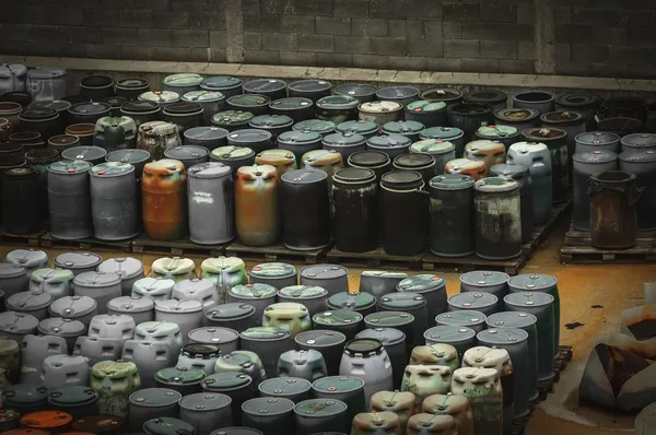 Scarico di rifiuti chimici con un sacco di botti — Foto Stock