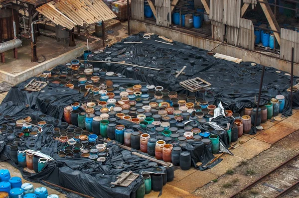 Wysypisko odpadów chemicznych z dużo beczek — Zdjęcie stockowe