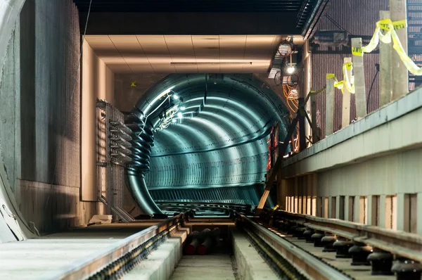 Installation souterraine avec un grand tunnel — Photo