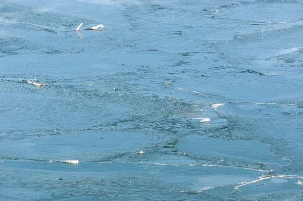 Gelo congelado em um lago no inverno — Fotografia de Stock
