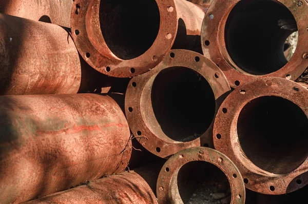 Rusty old pipes stacked up — Stock Photo, Image