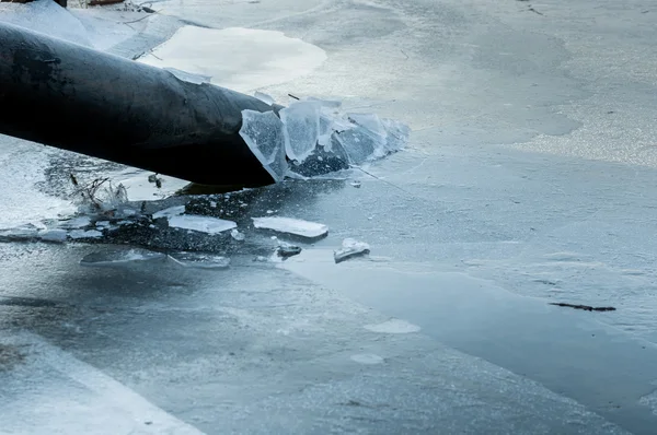 Giftig afval vervuilende zoet water — Stockfoto