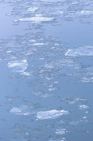 Холодний холодний лід на воді — стокове фото