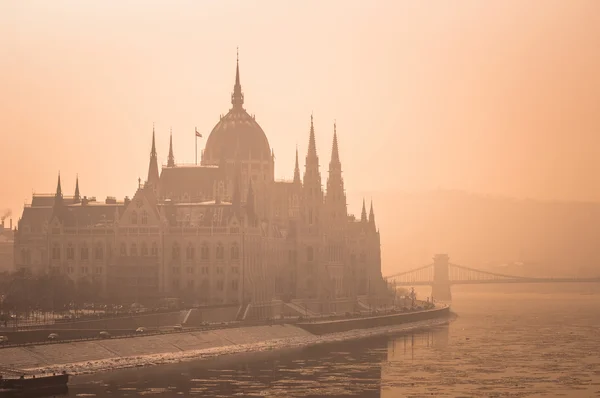 Das ungarische Parlament im Nebel — Stockfoto