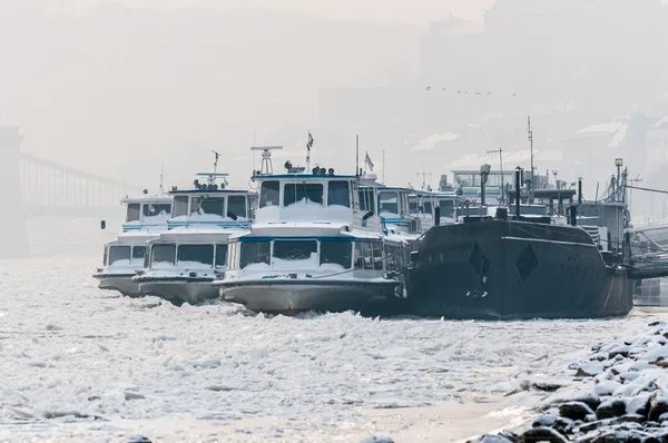 Grandes barcos presos no gelo no inverno — Fotografia de Stock