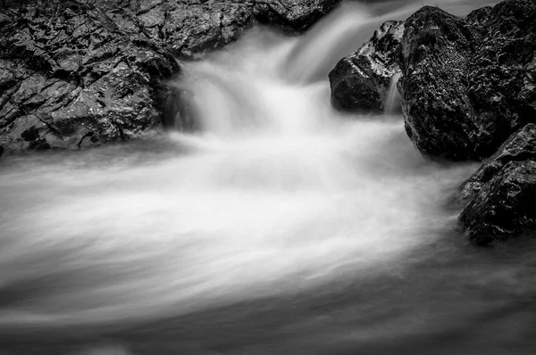 Foto de larga exposición de un río de montaña rápido —  Fotos de Stock