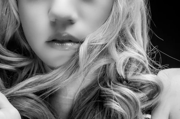 Artistieke close-up foto van een jonge vrouw — Stockfoto