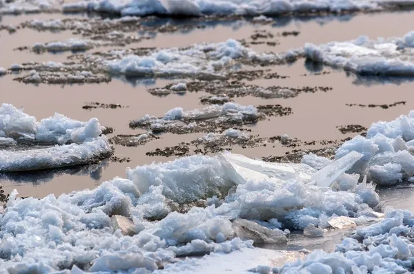 Studená zima ledu na vodě — Stock fotografie