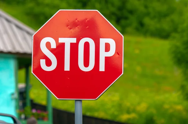 Stop segno foto primo piano con la natura in background — Foto Stock